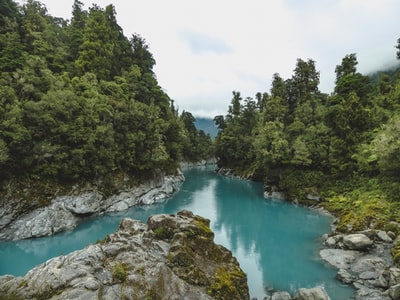 河附近的山脉在白天
